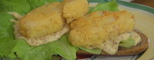 Шаг 8: сэндвича с рыбой в кляре и листьями салата