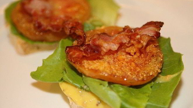 Рецепт Сэндвича с жареными помидорами, беконом и горчичным соусом