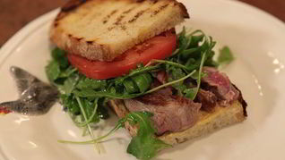 Рецепт Сэндвича со стейком, руколой и помидорами