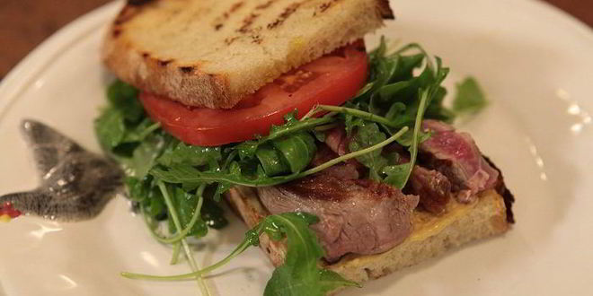 Рецепт сэндвича со стейком, руколой и помидорами