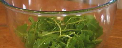 Шаг 3: сэндвича со стейком, руколой и помидорами