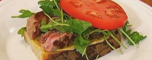 Шаг 6: сэндвича со стейком, руколой и помидорами