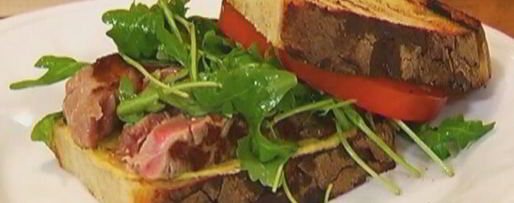 Шаг 7: сэндвича со стейком, руколой и помидорами