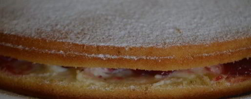 Шаг 13: сэндвича виктории с клубничныма джемома и сливочныма кремома