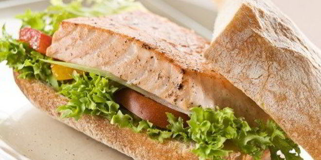 Рецепт сэндвичей с лососем на гриле, рукколой, помидорами и кремом из авокадо