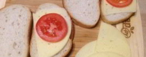 Шаг 3: теплого сэндвича с сыром и помидором