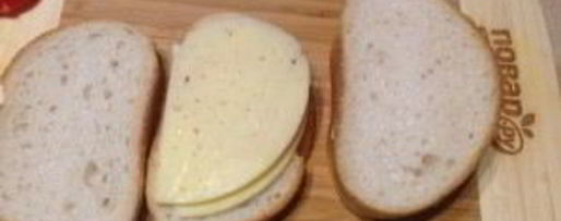 Шаг 4: теплого сэндвича с сыром и помидором