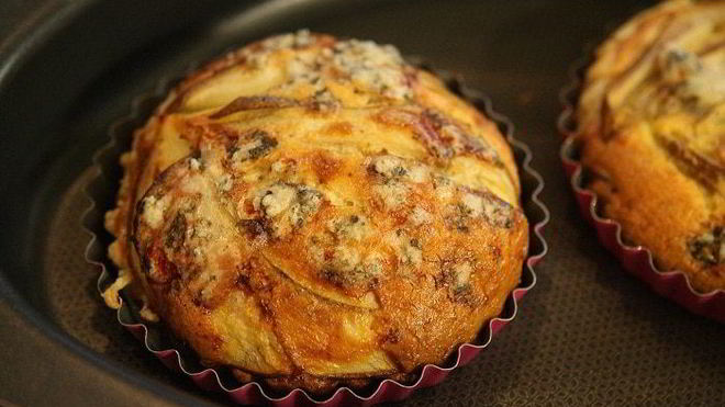 Рецепт Тарталеток из слоеного теста с грушей и голубым сыром