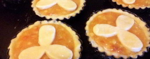 Шаг 3: тарталеток с абрикосовым джемом и бананом