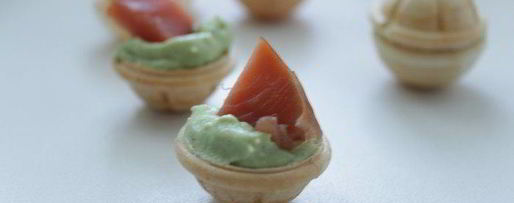 Шаг 2: тарталеток с авокадо и рыбой