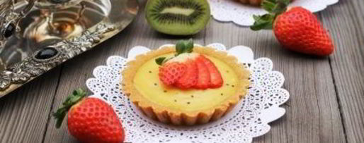 Шаг 5: тарталеток с киви и клубникой