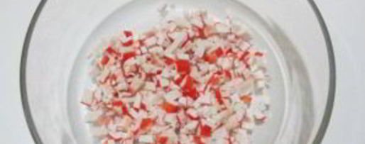 Шаг 1: тарталеток с крабовыми палочками и огурцом