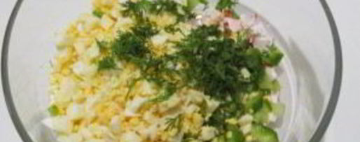 Шаг 2: тарталеток с крабовыми палочками и огурцом