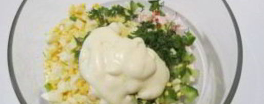 Шаг 3: тарталеток с крабовыми палочками и огурцом