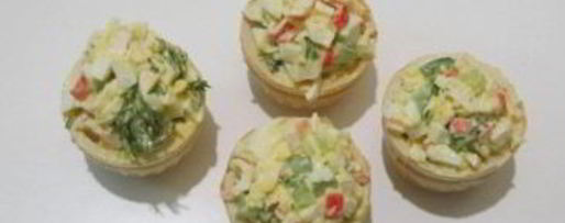 Шаг 4: тарталеток с крабовыми палочками и огурцом