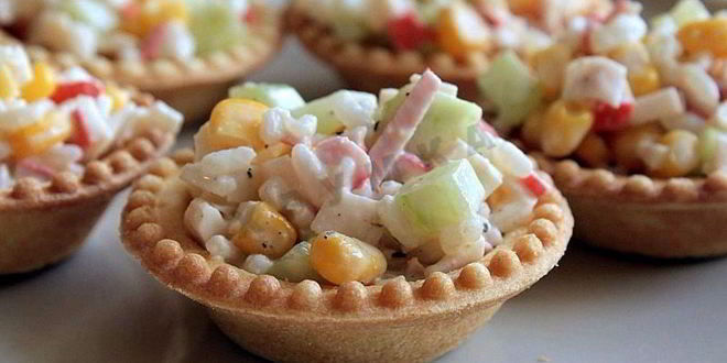 Рецепт тарталеток с крабовыми палочками кукурузой и огурцом