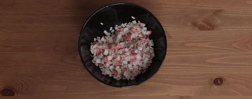 Шаг 1: тарталеток с крабовыми палочками кукурузой и огурцом