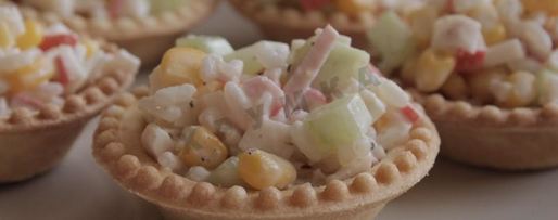 Шаг 10: тарталеток с крабовыми палочками кукурузой и огурцом