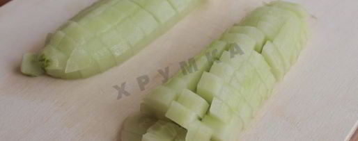 Шаг 2: тарталеток с крабовыми палочками кукурузой и огурцом