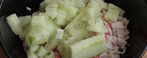 Шаг 3: тарталеток с крабовыми палочками кукурузой и огурцом