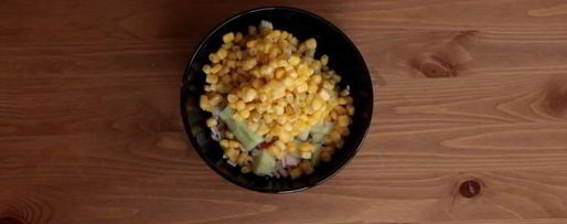 Шаг 4: тарталеток с крабовыми палочками кукурузой и огурцом