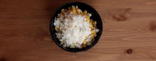 Шаг 6: тарталеток с крабовыми палочками кукурузой и огурцом