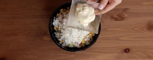 Шаг 7: тарталеток с крабовыми палочками кукурузой и огурцом