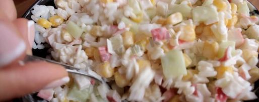 Шаг 8: тарталеток с крабовыми палочками кукурузой и огурцом