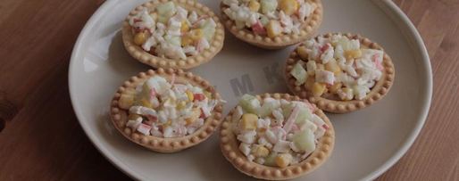 Шаг 9: тарталеток с крабовыми палочками кукурузой и огурцом