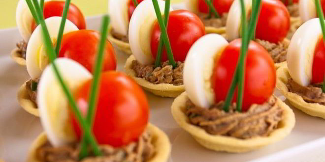 Рецепт тарталеток с печеночным муссом, перепелиными яйцами и помидорами черри