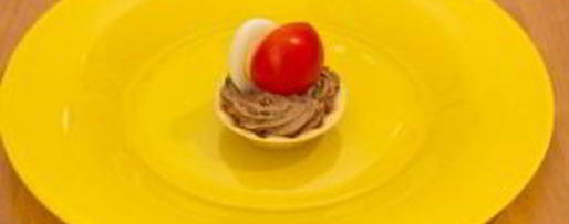 Шаг 10: тарталеток с печеночным муссом, перепелиными яйцами и помидорами черри