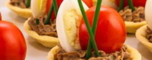 Шаг 11: тарталеток с печеночным муссом, перепелиными яйцами и помидорами черри