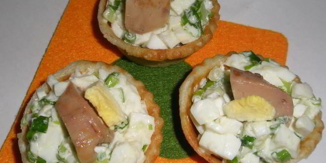 Рецепт тарталеток с печенью трески и яйцом, зеленым луком и укропом