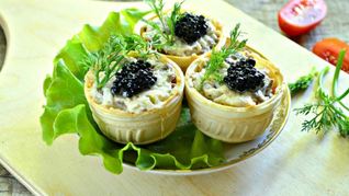 Рецепт Тарталеток с пикантным салатом и черной икрой
