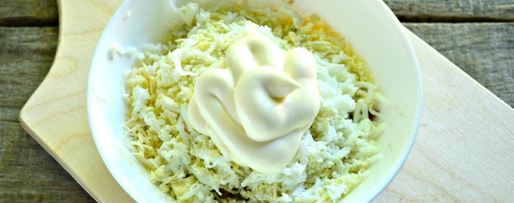 Шаг 3: тарталеток с пикантным салатом и черной икрой