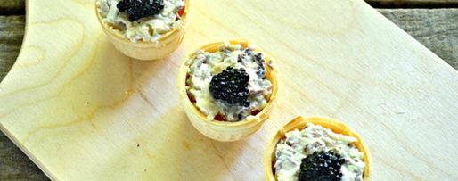 Шаг 4: тарталеток с пикантным салатом и черной икрой