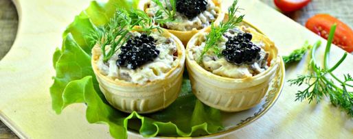 Шаг 5: тарталеток с пикантным салатом и черной икрой