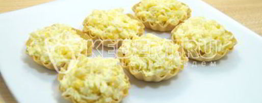 Шаг 6: тарталеток с пикантным салатом