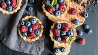 Рецепт Тарталеток с шоколадным кремом и ягодами