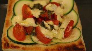 Рецепт Тарталеток с цукини, помидорами и сыром бри