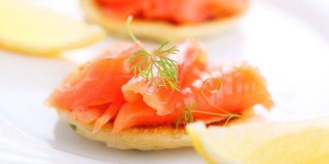 Рецепт закуски из красной рыбы с укропом на картофельных тарталетках