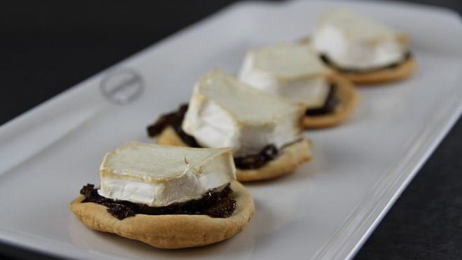 Рецепт Закусочных тарталеток из песочного теста с козьим сыром и луковым джемом