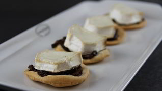 Рецепт Закусочных тарталеток из песочного теста с козьим сыром и луковым джемом