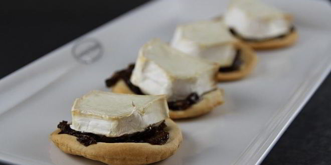 Рецепт закусочных тарталеток из песочного теста с козьим сыром и луковым джемом