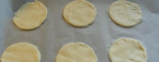 Шаг 2: закусочных тарталеток из песочного теста с козьим сыром и луковым джемом