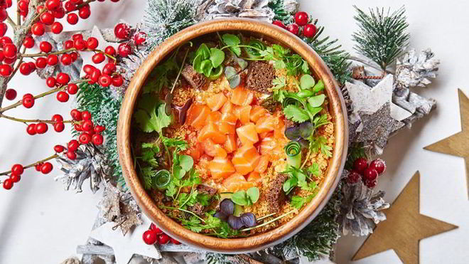 Рецепт Тартара из кижуча с хрустящим поп-корном из киноа, жареными каперсами и пеной из сливочного хрена