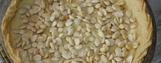 Шаг 5: грушевого тарта с заварным кремом и абрикосовыми косточками