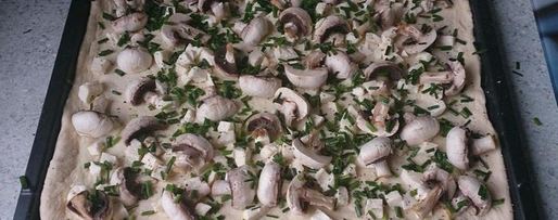 Шаг 1: тарта фламбе с шампиньонами