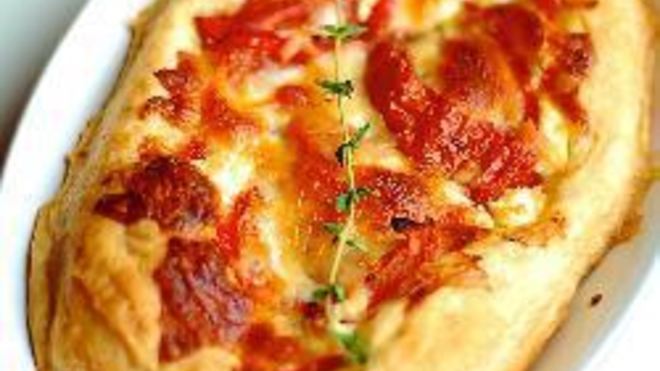 Рецепт Тарта из слоеного теста с помидорами и козьим сыром