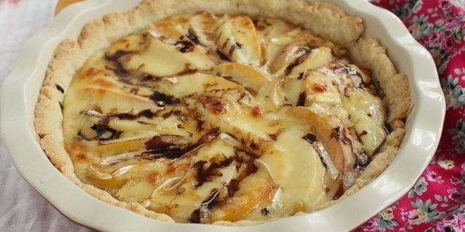 Рецепт тарта с персиками и сыром бри